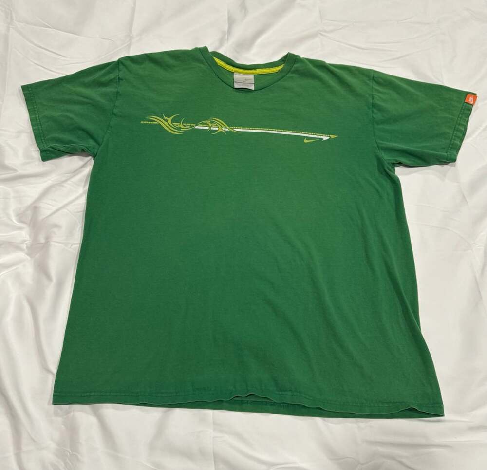 Vintage Y2K Nike Graphic T-Shirt Size XL Green Tribal Swoosh Short Sleeve